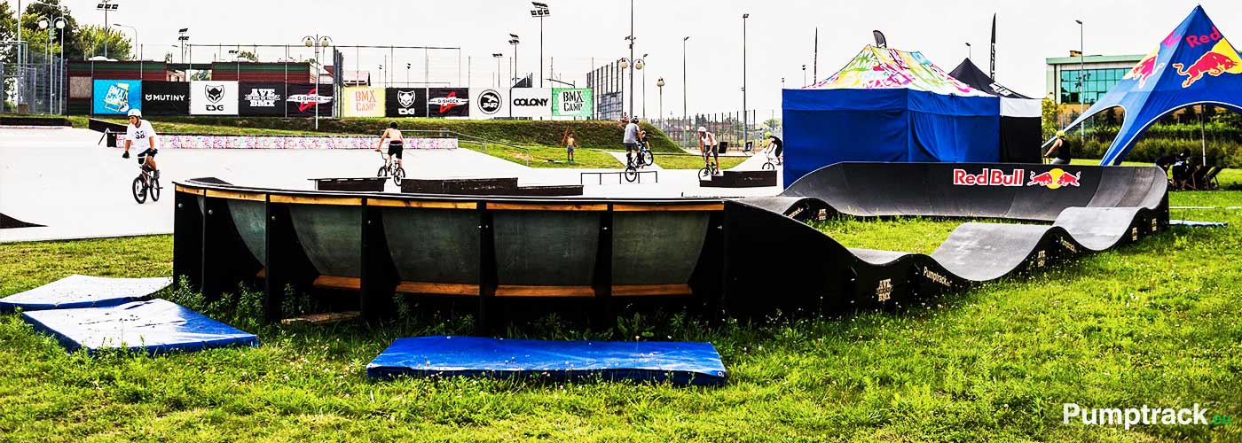 Mobile store pump track